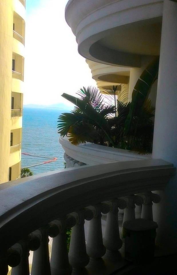 Sky Beach Beachfront Pattaya Exterior photo